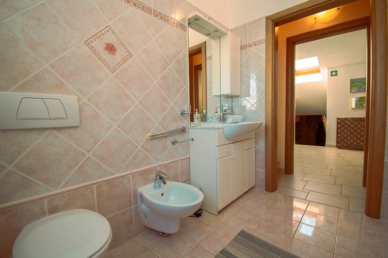 Einladendes Badezimmer mit lila Vorhang und stilvoller Einrichtung.