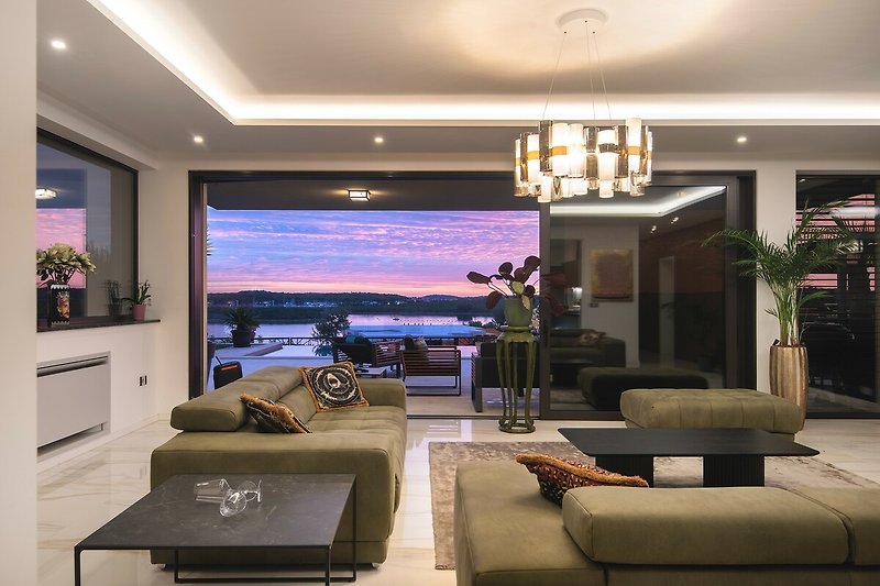 Moderne Wohnung mit stilvoller Einrichtung und luxuriösem Flachbildfernseher.