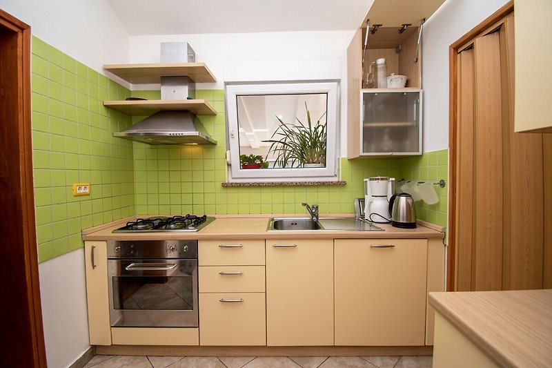 Moderne Küche mit stilvollem Interieur und hochwertigen Geräten.