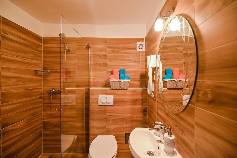 Badezimmer mit Spiegel, Waschbecken, Dusche und Armatur - modern und komfortabel!