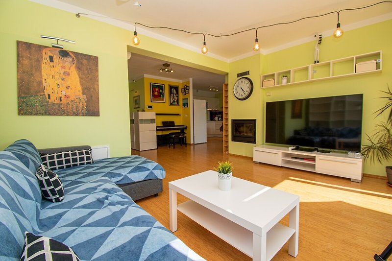 Gemütliches Wohnzimmer mit bequemer Couch und stilvoller Inneneinrichtung.