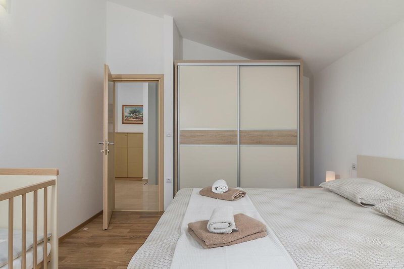 Stilvolles Schlafzimmer mit gemütlichem Bett und elegantem Interieur. Erholsamer Schlaf!