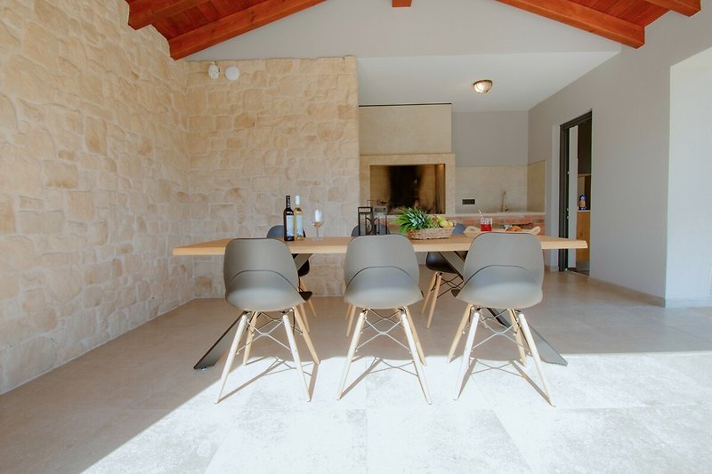 Ein stilvoll eingerichtetes Wohnzimmer mit Holzmöbeln und gemütlichem Ambiente.