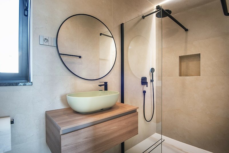 Modernes Badezimmer mit stilvoller Einrichtung und lila Akzenten.