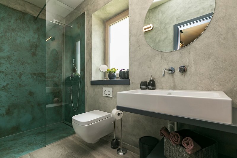 Schönes Badezimmer mit lila Akzenten und modernem Design. Entspannen Sie sich in stilvollem Ambiente.