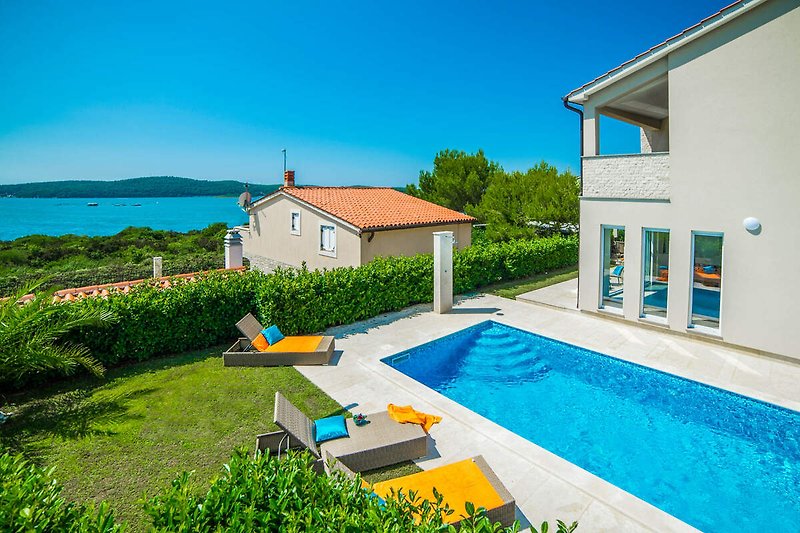 Luxuriöses Ferienhaus mit Pool, Garten und Meerblick. Erholung pur!