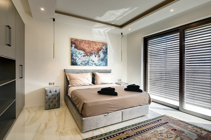 Schönes Schlafzimmer mit gemütlichem Holzbett und stilvoller Inneneinrichtung.