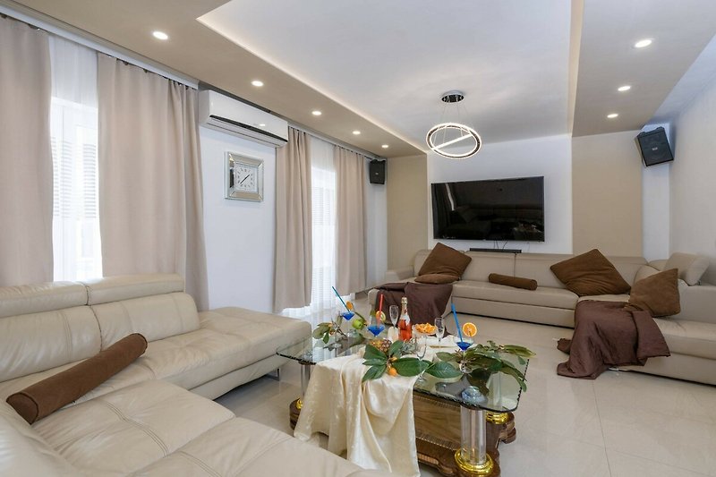 Gemütliches Wohnzimmer mit bequemer Couch und stilvoller Inneneinrichtung.