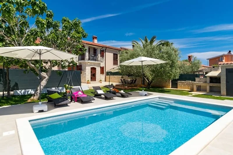 Villa mit Pool in ruhiger Ferienanlage
