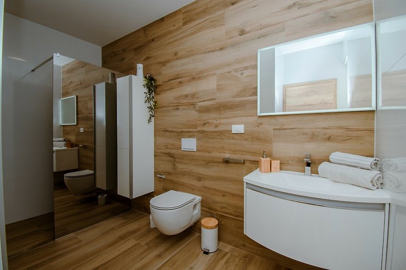 Badezimmer mit Toilette, Fenster und Fliesen - modernes Design!