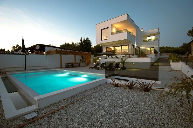 Schwimmbad mit grüner Landschaft und Architektur - perfekte Erholung!