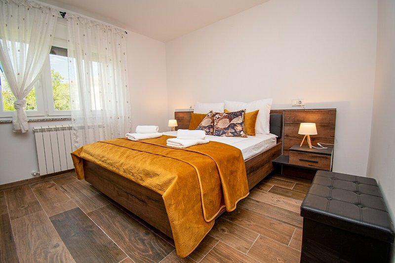 Stilvolles Schlafzimmer mit bequemem Bett und elegantem Design.