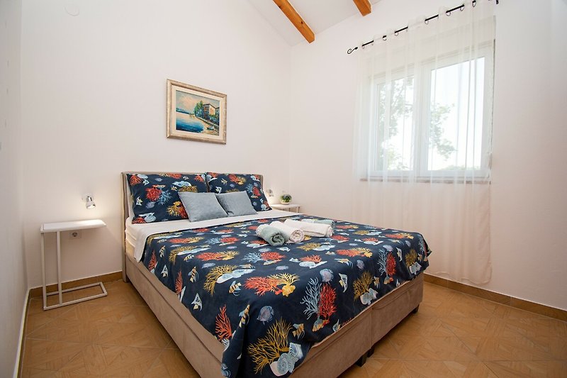 Gemütliches Schlafzimmer mit stilvoller Einrichtung und bequemem Bett.
