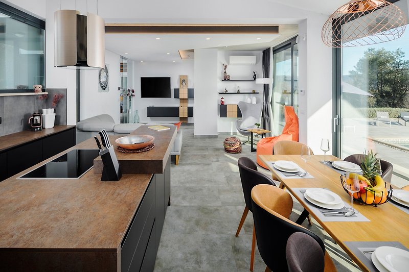 Modernes Wohnzimmer mit Holzmöbeln, gemütlicher Couch und stilvoller Einrichtung.