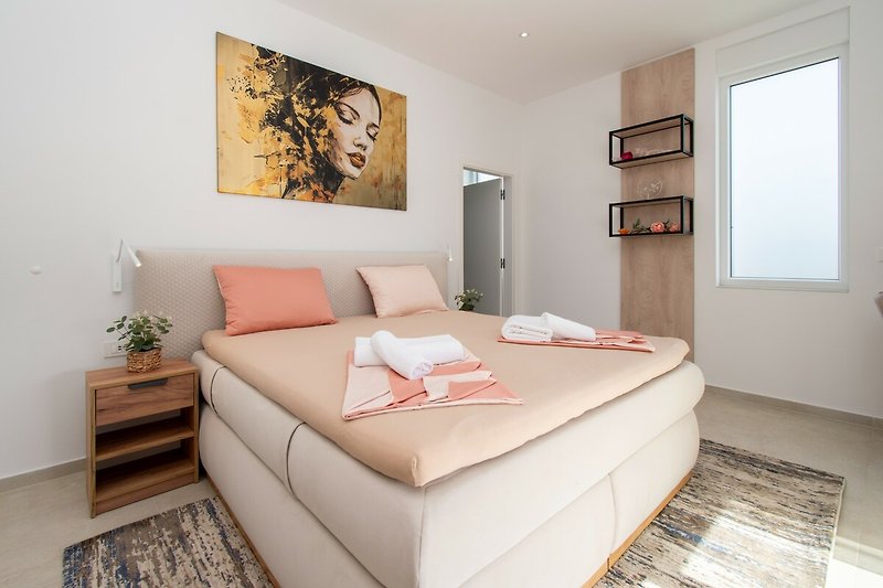 Stilvolles Schlafzimmer mit Holzmöbeln, gemütlichem Bett und dekorativen Kissen.