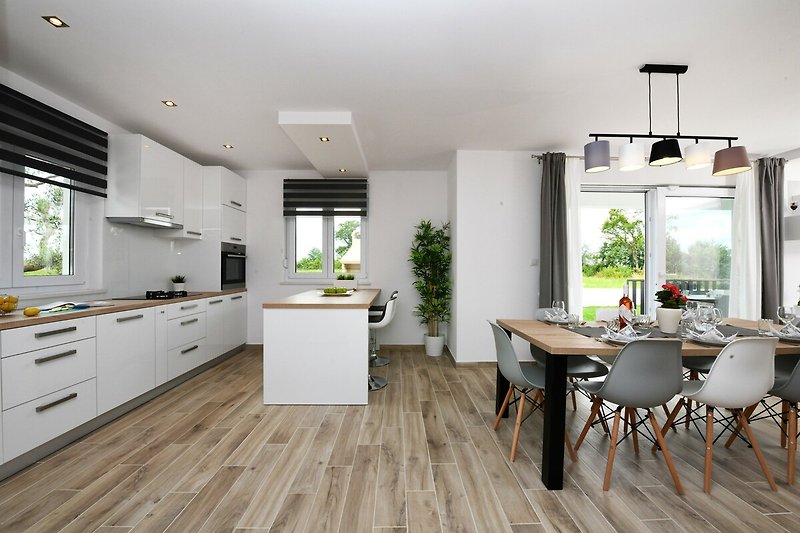 Schöne Küche mit Holzmöbeln und stilvollem Design.
