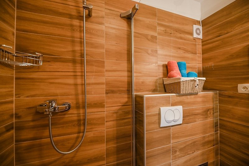 Modernes Badezimmer mit Holzakzenten und Glasdusche - stilvoll eingerichtet!