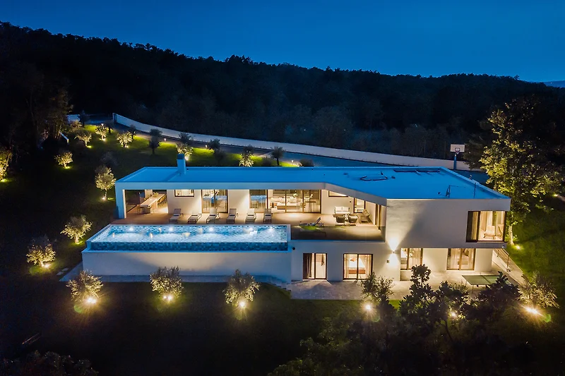 Villa mit gepflegter Anlage und markanter Architektur.