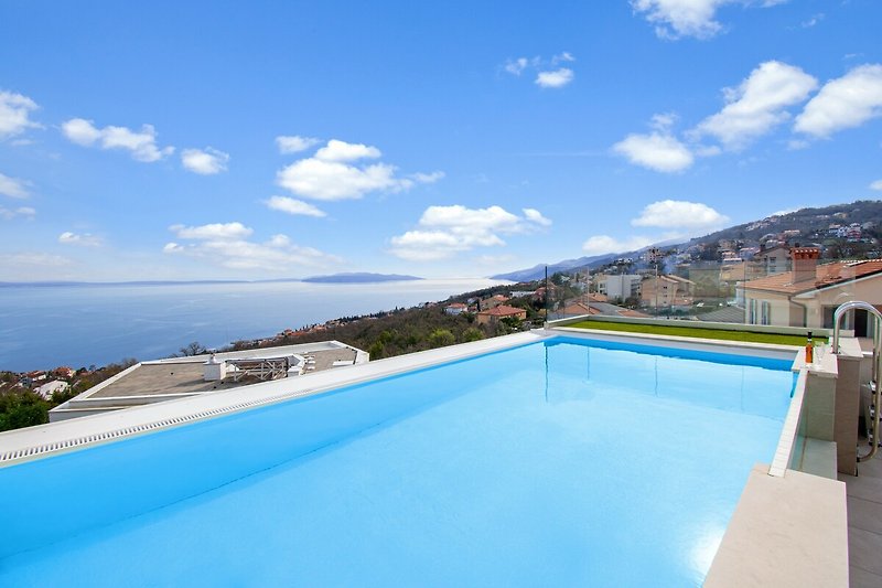 Luxuriöses Resort mit Pool und Meerblick.