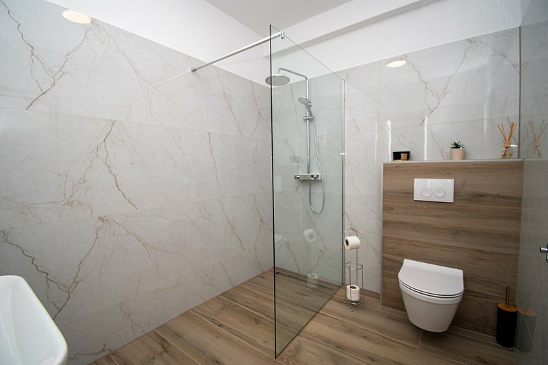 Schönes Badezimmer mit stilvoller Dusche und modernem Design.