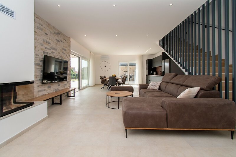 Modernes Wohnzimmer mit bequemer Couch, stilvollem Design und gemütlicher Atmosphäre.