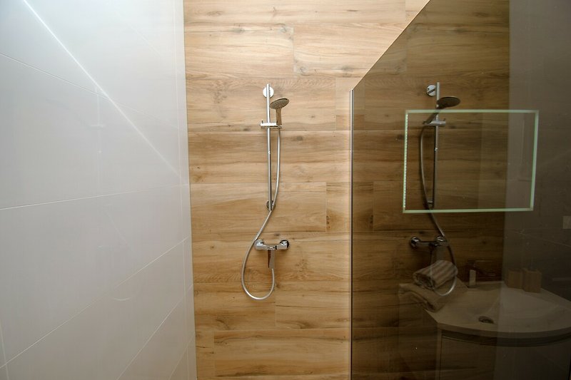 Badezimmer mit Glasdusche, Waschbecken und Holzregal - modernes Design!