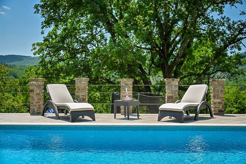 Schwimmbad, Sonnenliegen, Garten - perfekte Entspannung im Freien!