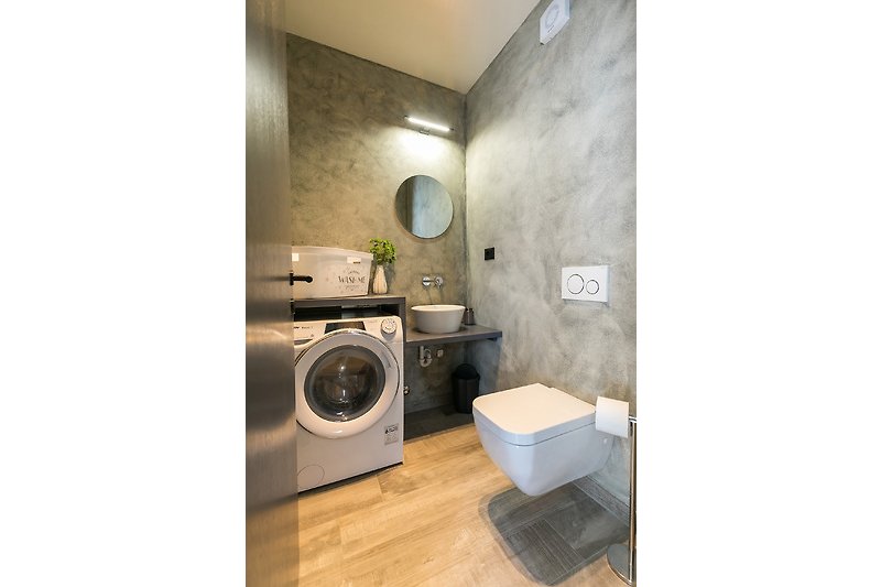 Gemütliches Badezimmer mit lila Akzenten und modernem Design. Entspannen Sie sich stilvoll.