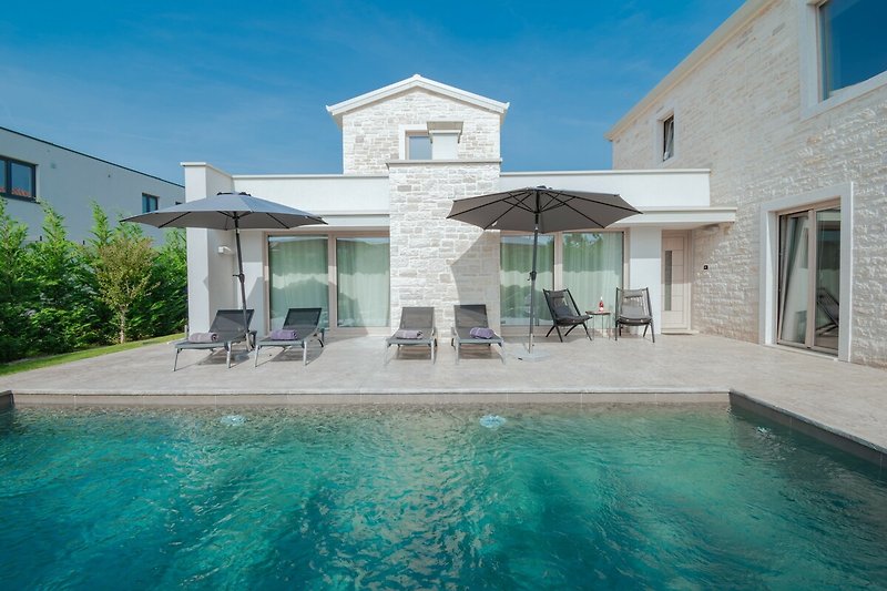 Schönes Anwesen mit Pool und stilvollem Design. Entspannen Sie sich im luxuriösen Ambiente.