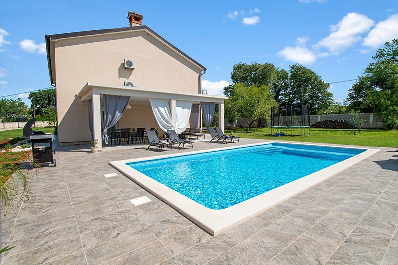 Schwimmbad, Haus, Garten, Wolken - perfekt für Ihren Urlaub!