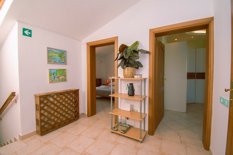 Gemütliches Wohnzimmer mit stilvoller Einrichtung und schönen Pflanzen.