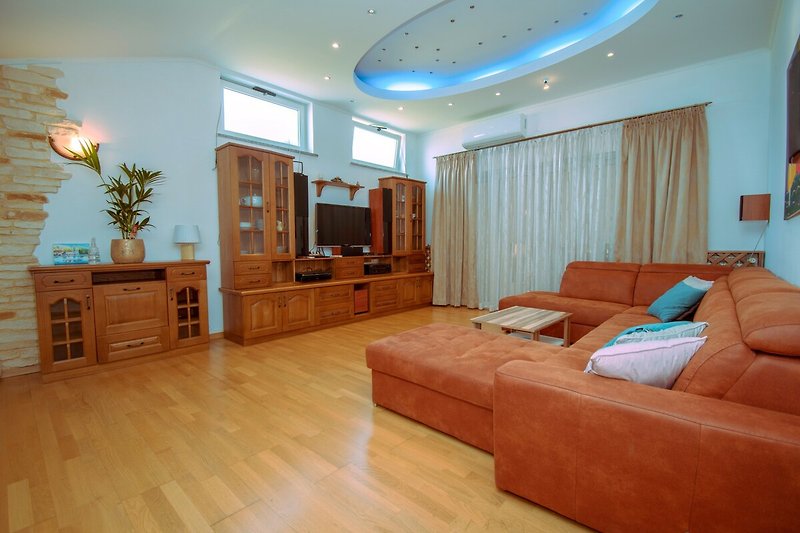 Gemütliches Wohnzimmer mit bequemen Möbeln und stilvoller Einrichtung.