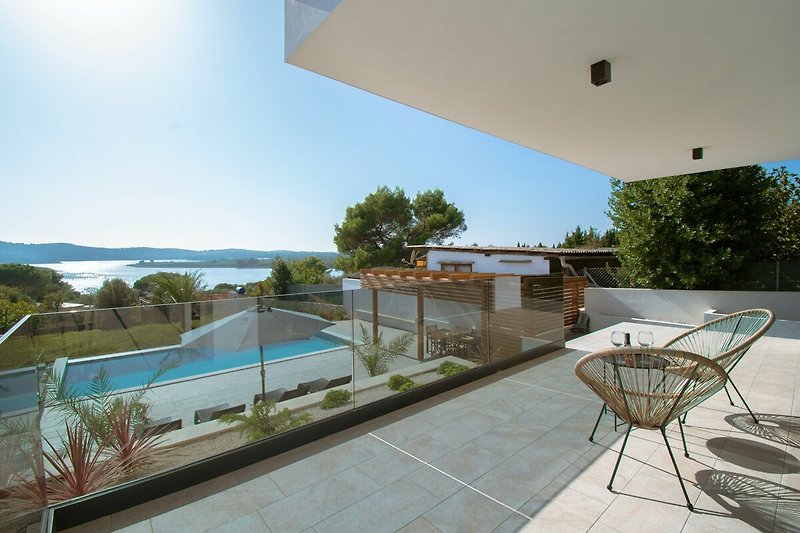 Schwimmbad mit Möbeln, Pflanzen und Architektur - perfekt für Entspannung!