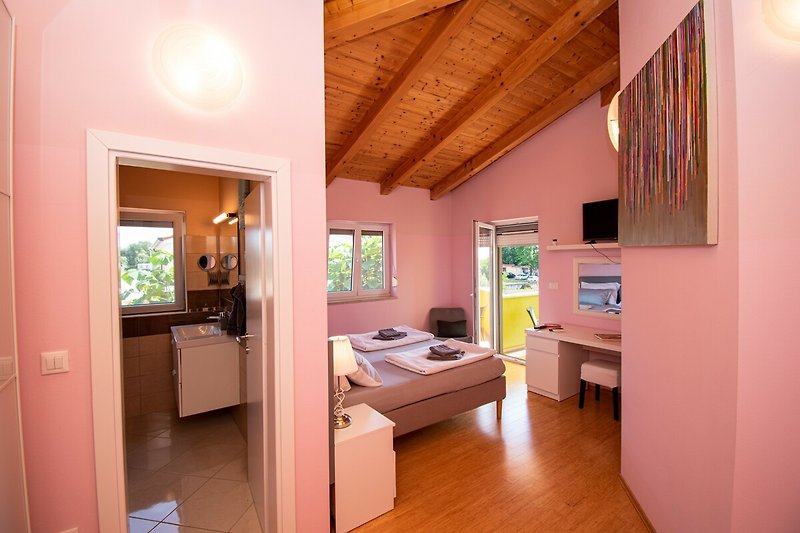 Gemütliches Wohnzimmer mit Holzmöbeln und stilvoller Inneneinrichtung.