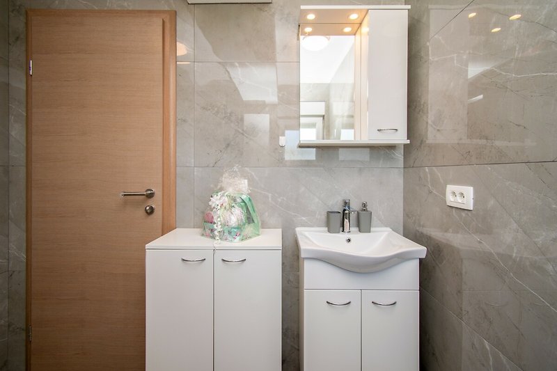 Modernes Badezimmer mit elegantem Waschbecken und stilvoller Armatur.