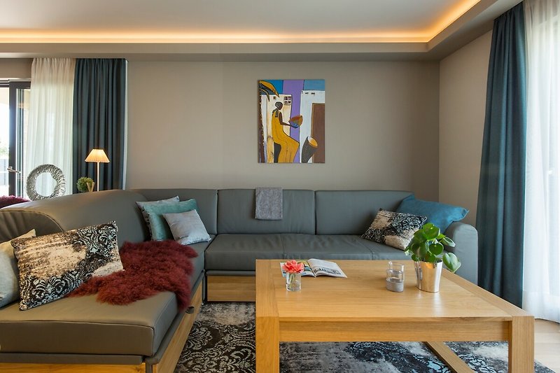 Gemütliches Wohnzimmer mit Holzmöbeln, blauen Akzenten und gemütlicher Beleuchtung.