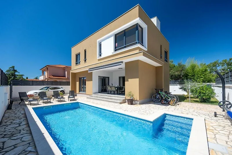 Villa mit Pool und Balkon, ideal für entspannte Ferien.