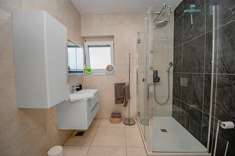 Modernes Badezimmer mit stilvollem Interieur und hochwertigen Armaturen.