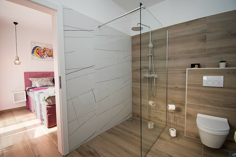 Schönes Badezimmer mit stilvoller Dusche und elegantem Design.