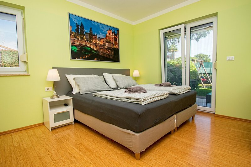 Gemütliches Schlafzimmer mit stilvollem Holzbett und gemütlichen Kissen.