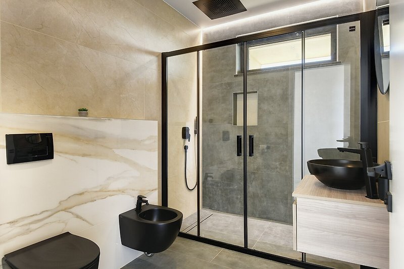 Badezimmer mit stilvoller Inneneinrichtung und modernen Armaturen.