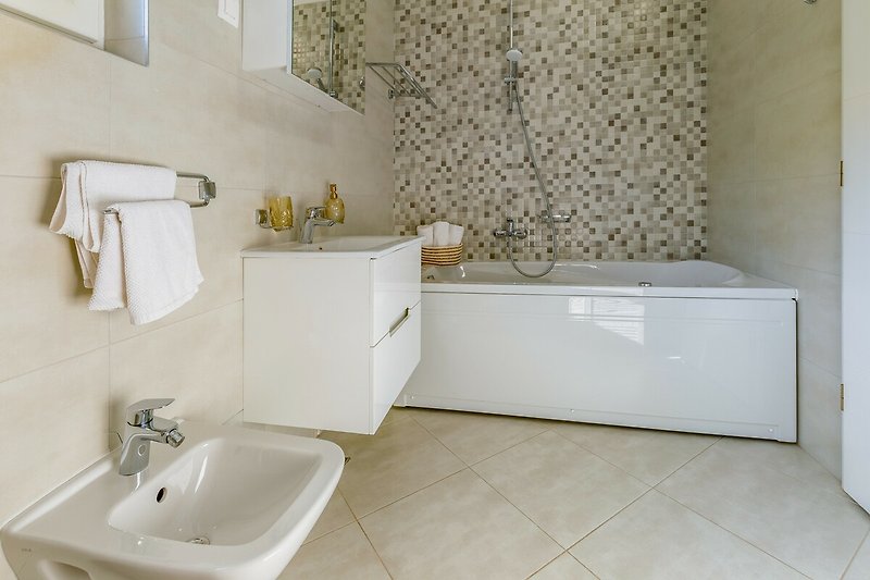 Ein lila Badezimmer mit Spiegel, Waschbecken und Holzboden.