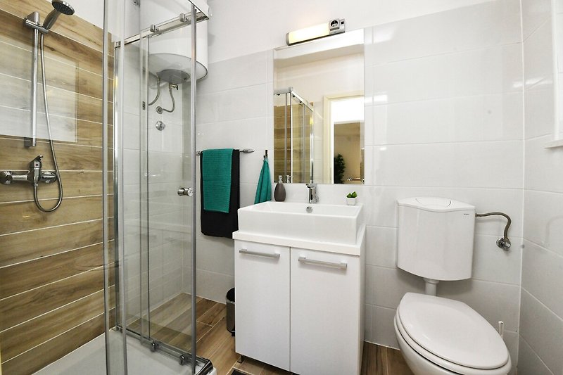 Badezimmer mit moderner Dusche, Waschbecken und stilvoller Beleuchtung.