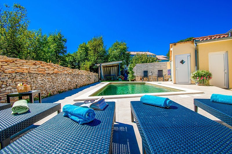 Schwimmbad, Sonnenliege und grüner Garten - perfekt für Entspannung.