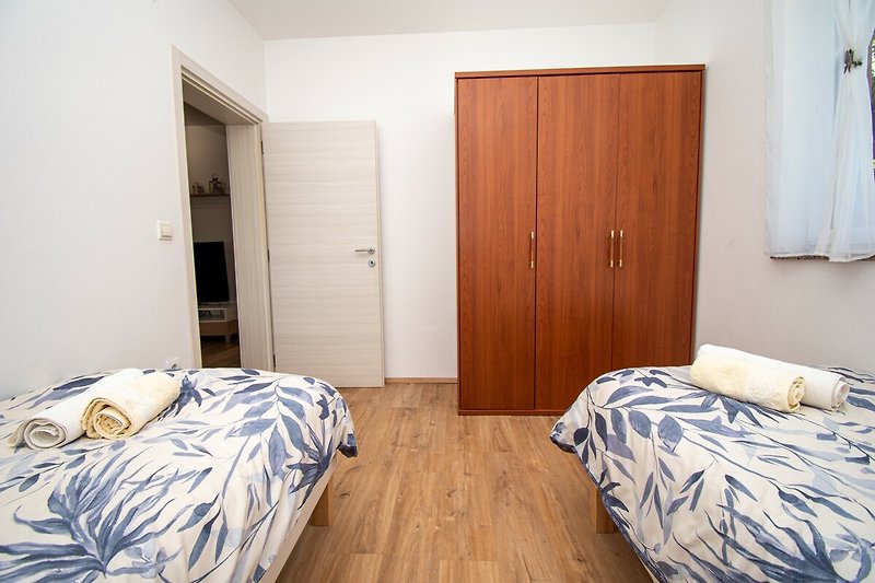Gemütliches Schlafzimmer mit stilvollem Bett und Holzmöbeln.