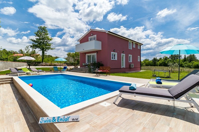 Schwimmbecken, Möbel und blauer Himmel - perfekt für den Urlaub!