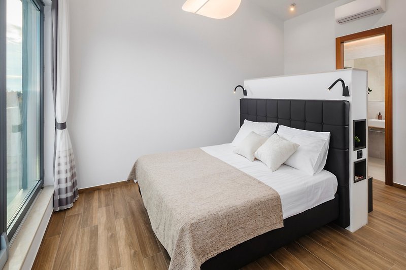 Modernes Schlafzimmer mit Holzmöbeln, gemütlichem Bett und stilvollem Design.