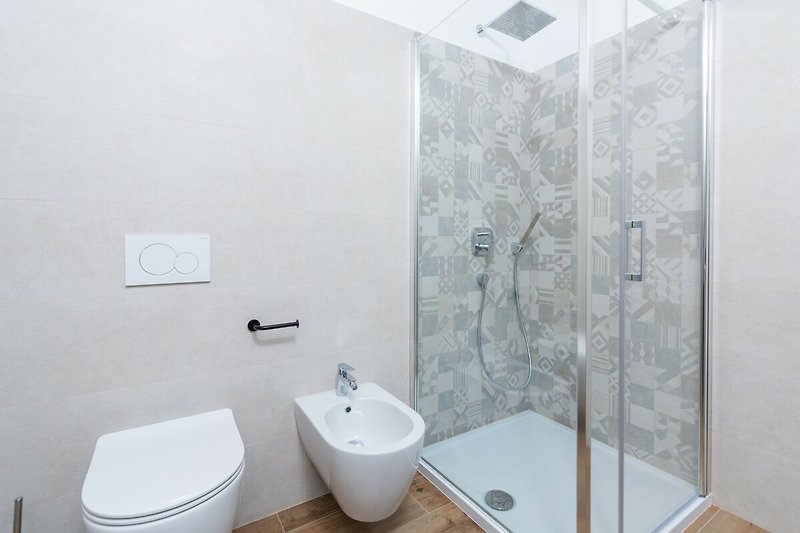Ein stilvolles Badezimmer mit modernem Design und lila Akzenten.