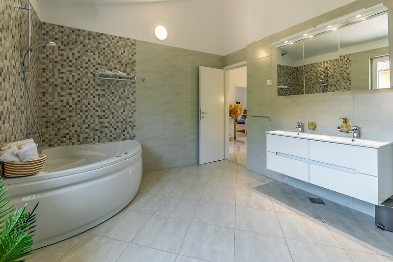 Gemütliches Badezimmer mit stilvoller Einrichtung und modernem Design.