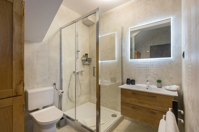 Schönes Badezimmer mit modernem Design und stilvoller Ausstattung.